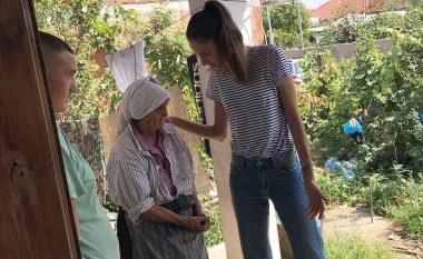 Emina Çunmulaj do të rikthehet në Shqipëri për të bërë bamirësi