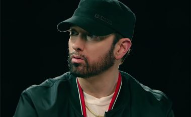 Eminem tregon pse i bëri diss Machine Gun Kellyt dhe flet për albumin “Kamikaze”