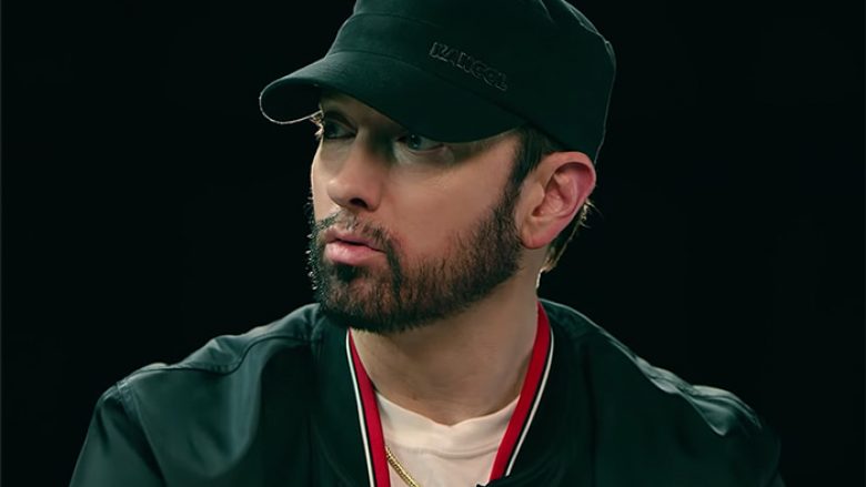 Eminem tregon pse i bëri diss Machine Gun Kellyt dhe flet për albumin “Kamikaze”