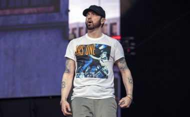 Eminem përqesh kritikët e muzikës me reklamën e “Kamikaze”