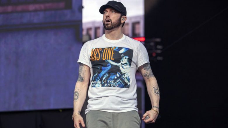 Eminem përqesh kritikët e muzikës me reklamën e “Kamikaze”