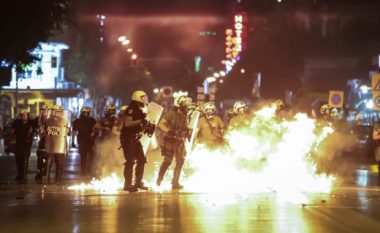 Protesta të dhunshme në Selanik dhe Pire, protestuesit përplasen me policinë