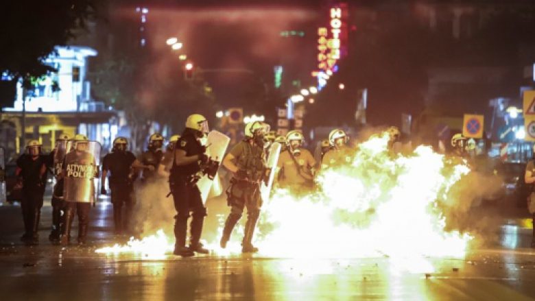 Protesta të dhunshme në Selanik dhe Pire, protestuesit përplasen me policinë