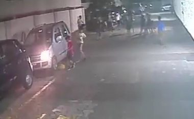 Edhe pse e shtyp me veturë dhe e fut nën rrota, 7-vjeçari shpëton – ngritet në këmbë dhe vazhdon lojën (Video, +18)