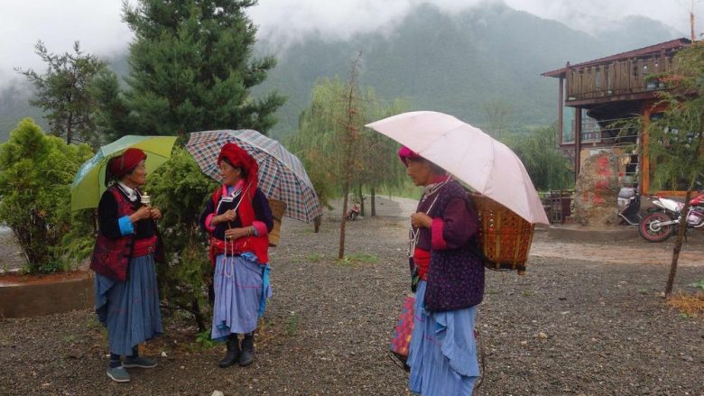 Fisi Mosuo, aty ku femrat e martuara i ftojnë në shtëpi burrat vetëm kur ato duan (Foto/Video)