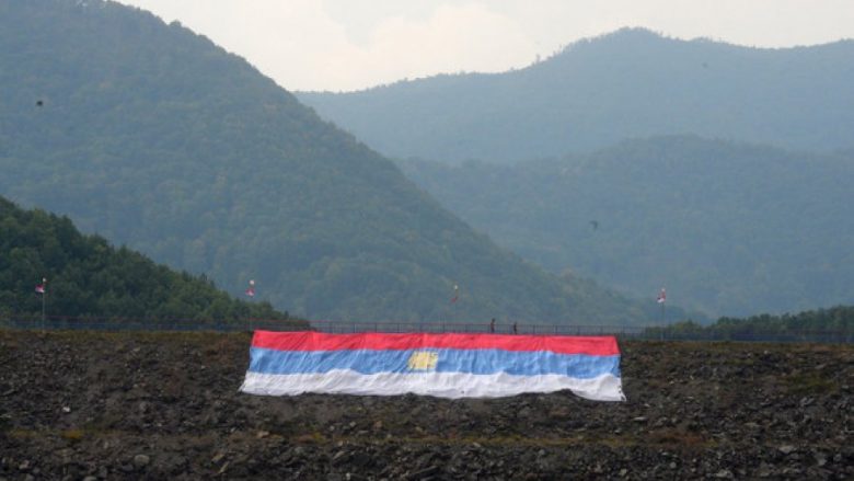 Flamuri gjigand i Serbisë në digën e liqenit të Ujmanit (Foto)