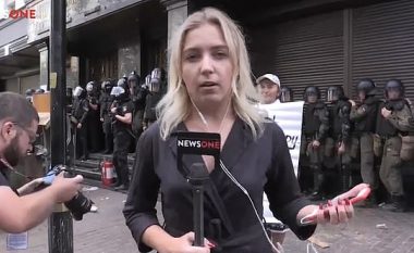Po raportonte live, gazetarja ukrainase sulmohet me vezë dhe goditet me grusht (Video)