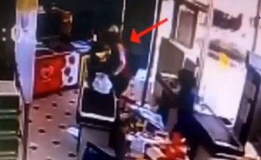 Arrestohet në Durrës personi që grabiti marketin me pistoletë lodër (Video)