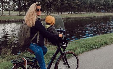 Argjentina Ramosaj një mama atraktive, shëtit djalin me biçikletë rrugëve të Amsterdamit