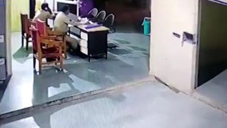 I burgosuri arratiset nga stacioni i policisë në Indi, i godet me sëpatë në kokë dy policët që bënin roje (Video, +18)