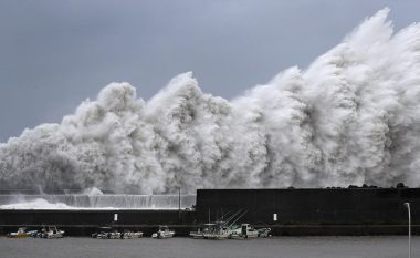 Tajfuni Jebi godet Japoninë, dallgët që lëviznin me 220 kilometra në orë bënë që anija cisternë të përplaset në një urë gjigante (Foto/Video)