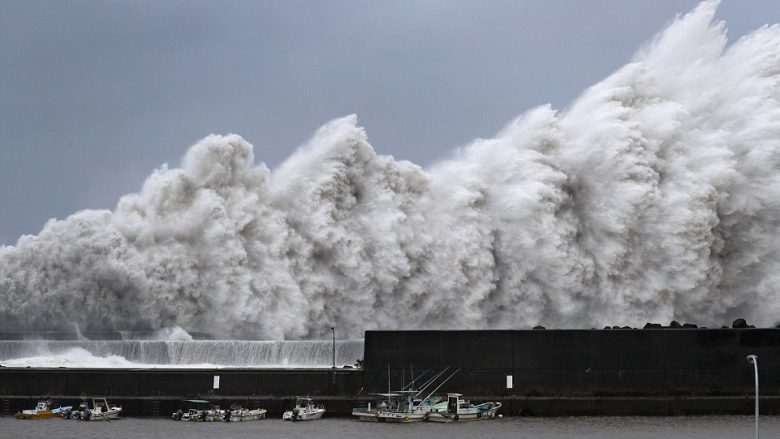 Tajfuni Jebi godet Japoninë, dallgët që lëviznin me 220 kilometra në orë bënë që anija cisternë të përplaset në një urë gjigante (Foto/Video)