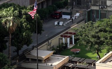 Momenti kur kamikazi dështon ta hedh vetën në erë, para ambasadës amerikane në Egjipt (Video)