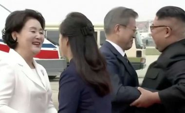 Samiti historik, Kim Jong-un mirëpret kreun e Koresë së Jugut në Pyongyang – nuk munguan as përqafimet (Video)