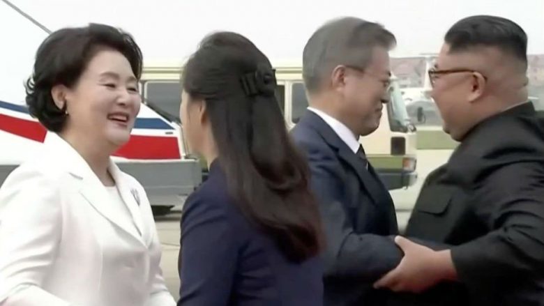 Samiti historik, Kim Jong-un mirëpret kreun e Koresë së Jugut në Pyongyang – nuk munguan as përqafimet (Video)