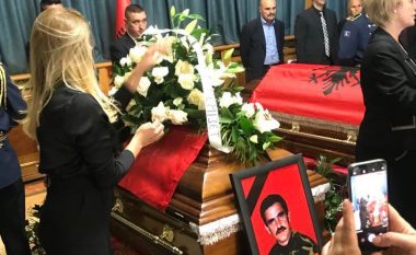 Leonora Jakupi vizitë varrit të babait: Sa mirë me të pas afër babë