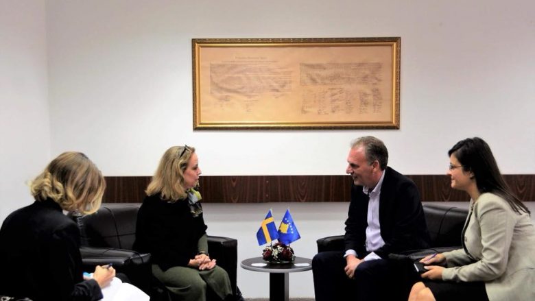 Limaj takon ambasadoren suedeze: Dialogu Kosovë-Serbi është i pa alternativë