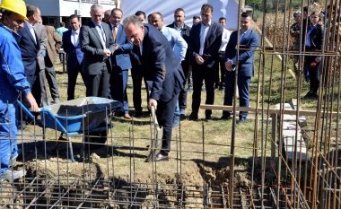 Limaj merr pjesë në vënien e gurthemelit të një fabrike në Klinë, fton diasporën të investojë në Kosovë