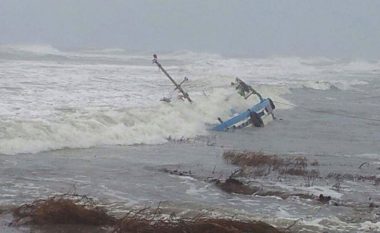Mbytet anija pranë grykëderdhjes së Semanit, shpëtohen katër peshkatarët