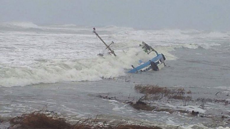 Mbytet anija pranë grykëderdhjes së Semanit, shpëtohen katër peshkatarët