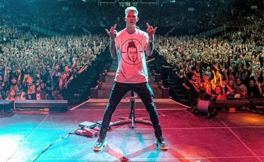Machine Gun Kelly akuzohet për mashtrim me fansa në foton anti-Eminem