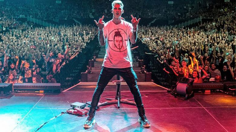 Machine Gun Kelly akuzohet për mashtrim me fansa në foton anti-Eminem