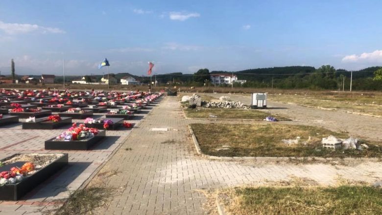 Varrezat e shqiptarëve të masakruar në Mejë, në gjendje të mjerueshme (Foto)