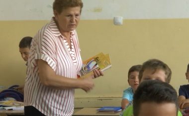 Shtatori i fundit si mësuese, Hakie Krasniqi pensionohet pas 44 vite mësimdhënie (Video)