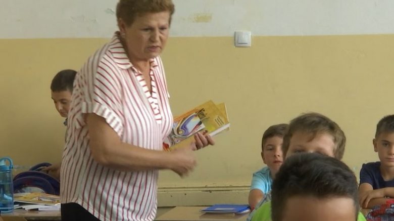 Shtatori i fundit si mësuese, Hakie Krasniqi pensionohet pas 44 vite mësimdhënie (Video)