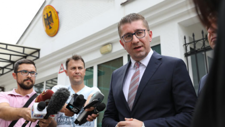 Mickoski: Zaev ta merr guximin dhe të pranojë duel televiziv, në fund do t’i tregoj për bojkotimin e referendumit