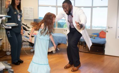 Mjeku amerikan që me vallëzimin unik ua rikthen buzëqeshjen fëmijëve të sëmurë (Video)