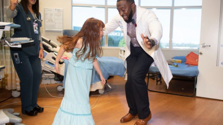Mjeku amerikan që me vallëzimin unik ua rikthen buzëqeshjen fëmijëve të sëmurë (Video)