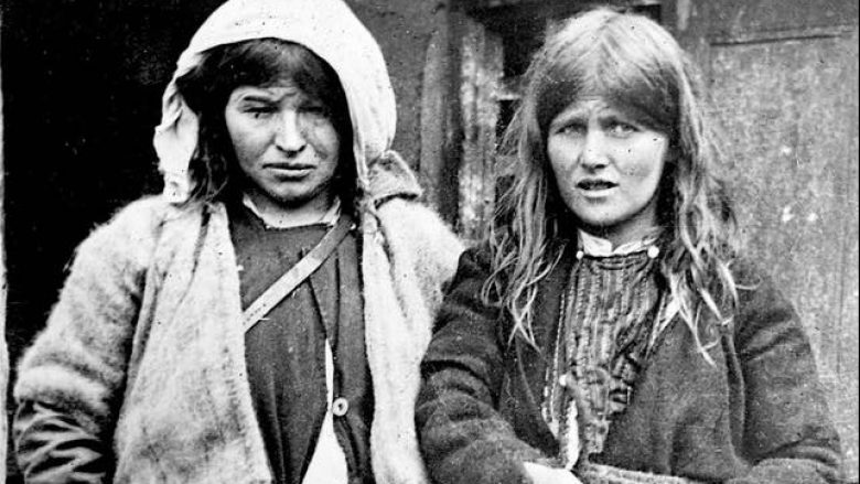 Dy motrat shqiptare dhe një histori prekëse