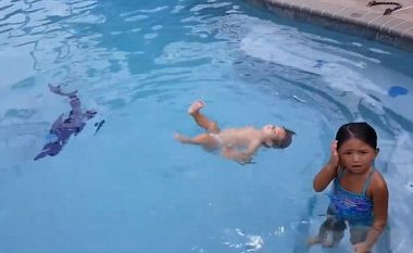 Njëvjeçarja noton si një profesioniste e vërtetë, madje del nga pishina pa ndihmën e askujt (Video)