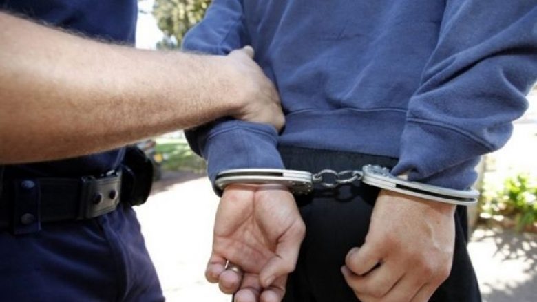 Kanosin zyrtarë policorë në Ferizaj, arrestohen dy persona