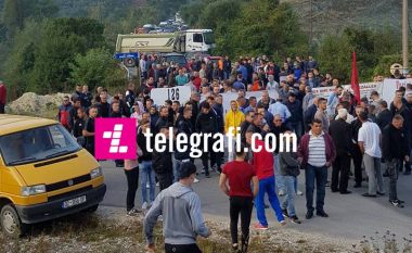 Protestuesit ia bllokojnë rrugën Vuçiqit për Skenderaj (Foto/Video)