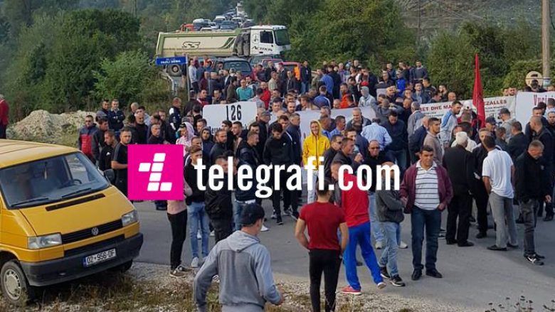 Protestuesit ia bllokojnë rrugën Vuçiqit për Skenderaj (Foto/Video)