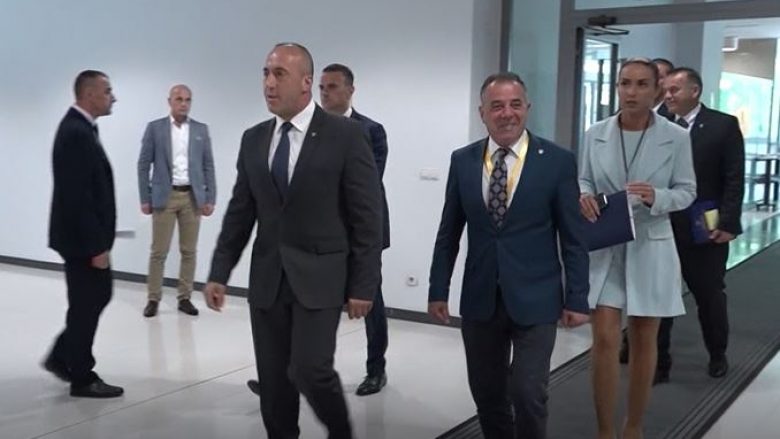 Një vit qeverisje, analistët: Haradinaj kishte më shumë skandale se suksese (Video)
