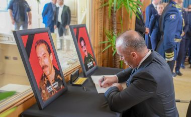 Haradinaj bën homazhe para arkivoleve të kolonel Ahmet Krasniqit dhe Qazim Jakupit