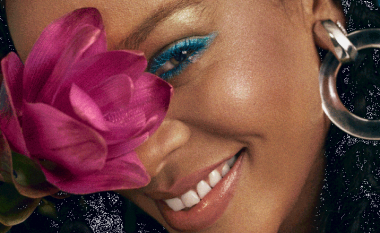 Trendi i ri: Jo vetëm buzët me xixa, Rihanna na tregon se mund të lyeni edhe diçka tjetër (Video)