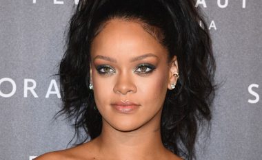 Pas një kohe të gjatë, Rihanna paralajmëron këngë të re