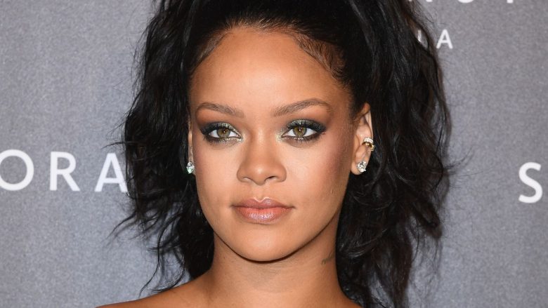 Pas një kohe të gjatë, Rihanna paralajmëron këngë të re