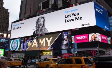Sukseset e Ritës s'kanë të ndalur, kënga e saj e re promovohet edhe në "Time Square" të New Yorkut