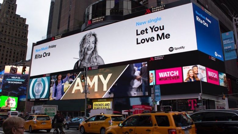 Sukseset e Ritës s’kanë të ndalur, kënga e saj e re promovohet edhe në “Time Square” të New Yorkut
