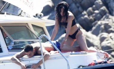 Ronaldo relaksohet me familje në Sardenjë, Georgina duket mahnitëse në bikini