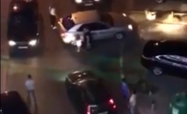 Rrahje e përgjakshme në Aerodrom të Shkupit, për një vend parkingu (Video)