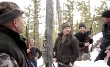Politikani rus feston ditëlindjen duke vrarë një ari – publikohen pamjet që kanë nxitur reagime (Video)