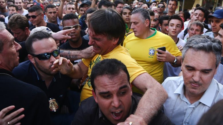 Po bënte fushatë, kandidati për president të Brazilit goditet me thikë – në mes të turmës (Video)