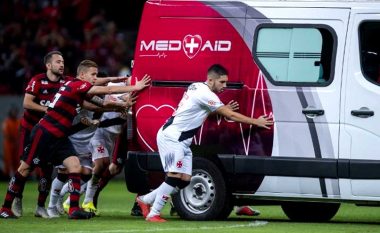 Ndodh edhe kjo: Futbollistët detyrohen ta shtyjnë autoambulancën, për ta nxjerrë nga fusha (Video)