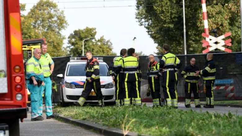 Treni përplaset me biçikletën elektrike në Holandë, gjejnë vdekjen katër fëmijë